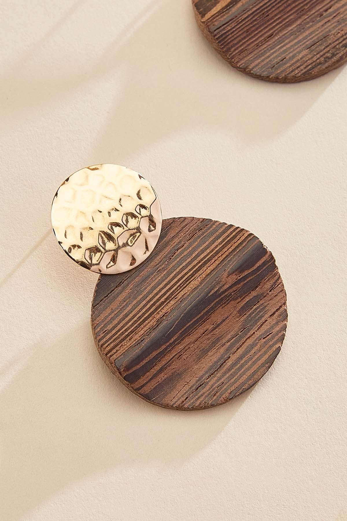 Versona wavy wood disc earrings SHITAKE