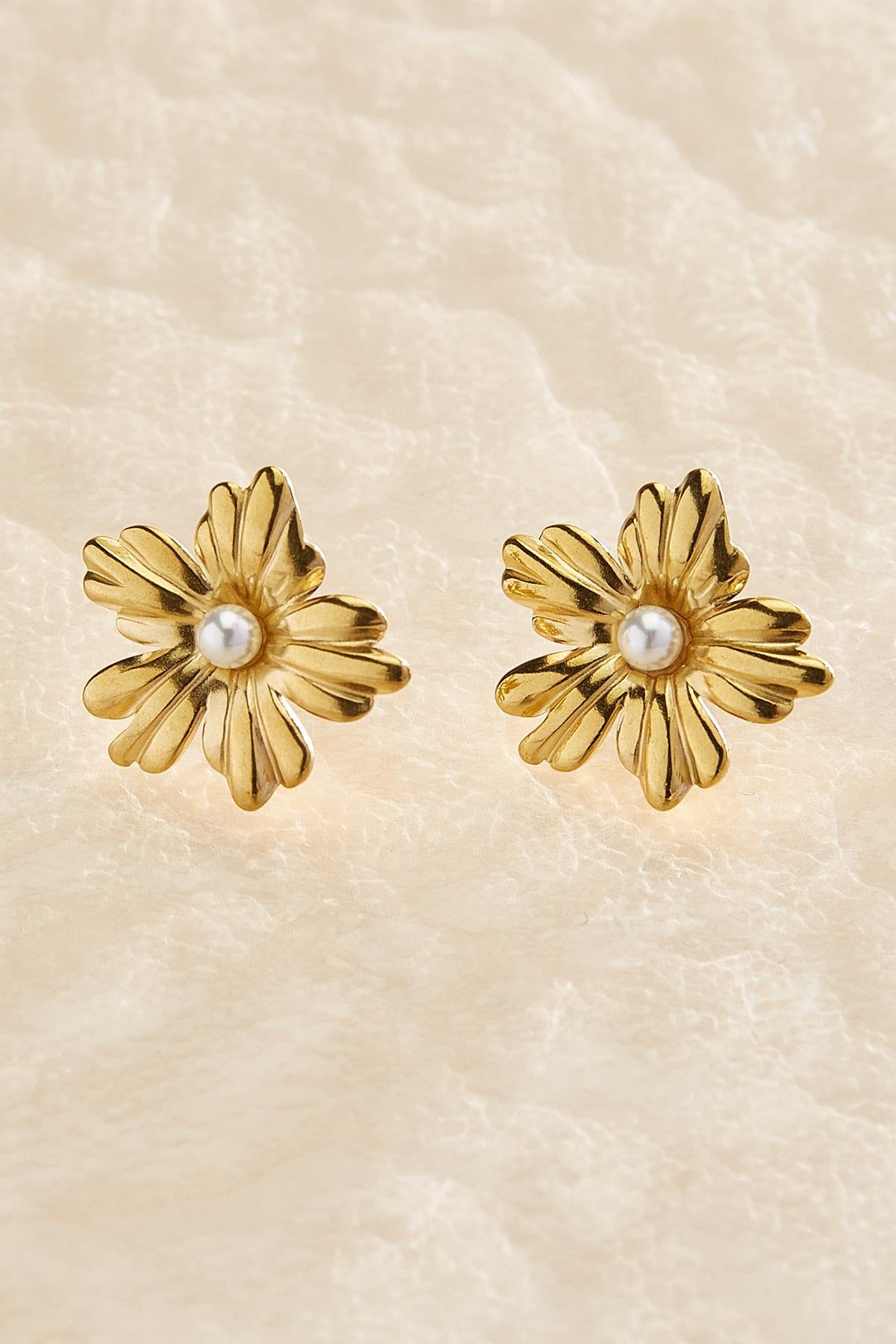 Versona waterproof flower button earrings WHITE_ALYSSUM
