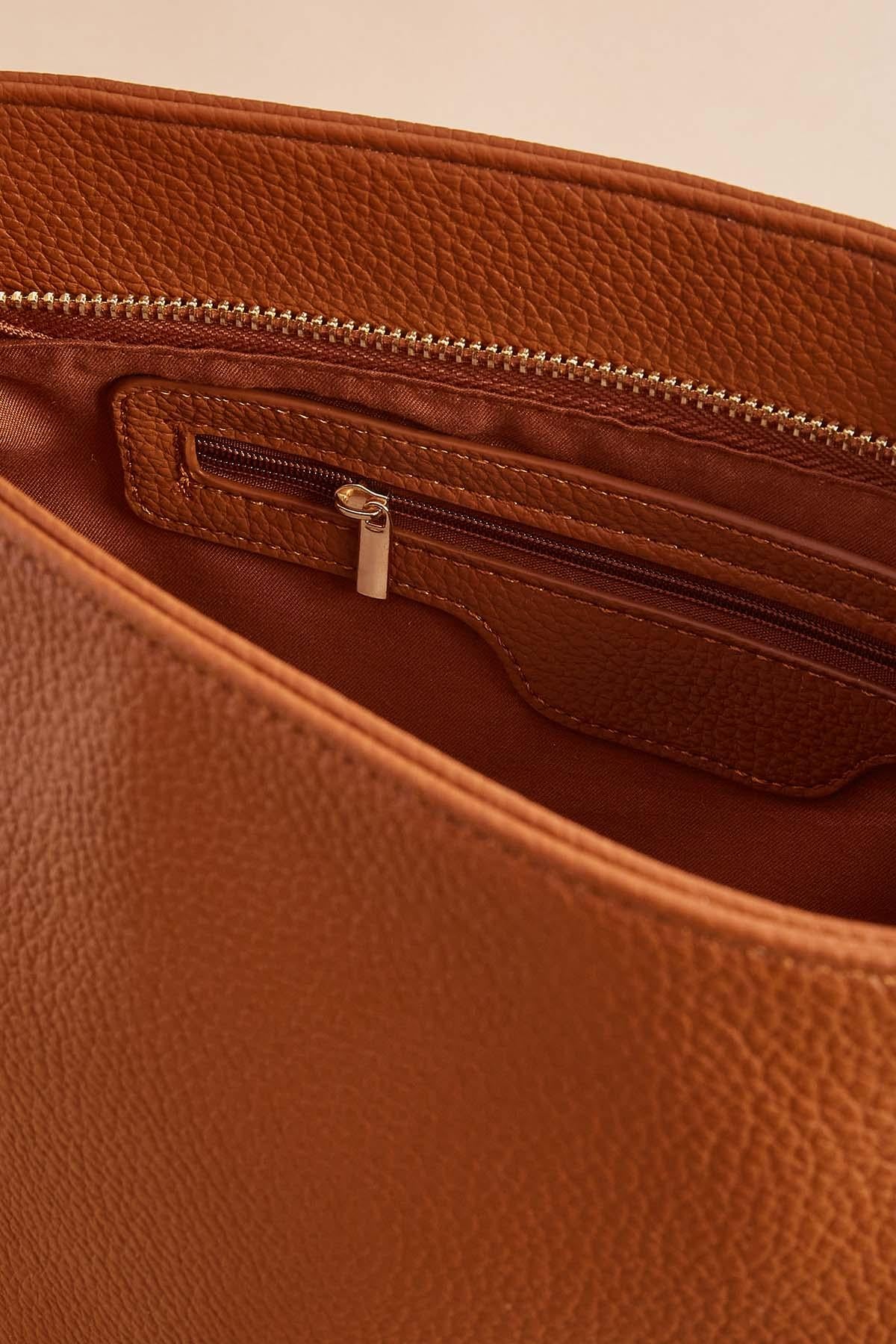 Versona faux leather claw charm bag COGNAC
